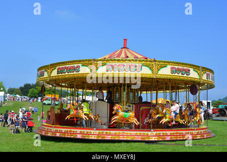 La zona fieristica e merry-go-round all'annuale Sherborne Castle Country Fair, Sherborne, Dorset, Inghilterra Foto Stock