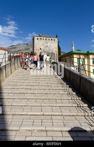 La disuniformità di passerella di pietra attraverso la Stari Most (Ponte Vecchio) Mostar, la Federazione di Bosnia ed Erzegovina. Foto Stock