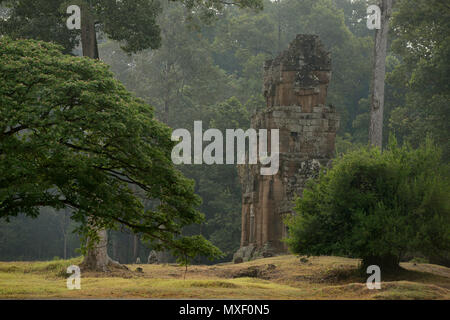 Il Tempio Torri Prasat Suor Prat in Citta' del tempio di Angkor vicino alla città di Siem Reap nel ovest della Cambogia. Cambogia Siem Reap, Aprile 2014 Foto Stock