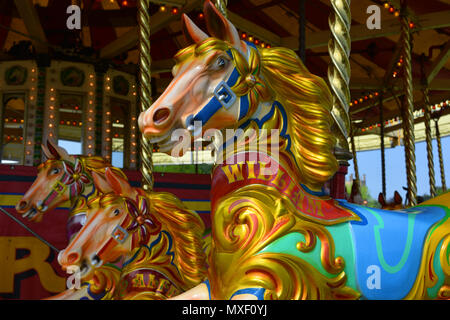 Chiudere fino a dei cavalli su un merry-go-round all'annuale Sherborne Castle Country Fair, Sherborne, Dorset, Inghilterra Foto Stock