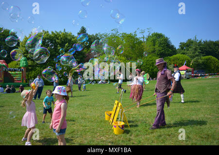 Bubblemania rendendo le bolle di sapone per intrattenere la folla annuale di Sherborne Castle Country Fair, Sherborne, Dorset, Inghilterra. Foto Stock