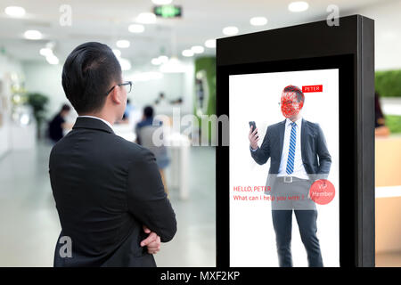 Intelligent Digital Signage , Augmented Reality marketing e il riconoscimento della faccia rilevare vip member concetto. Interattivo di intelligenza artificiale digital Foto Stock