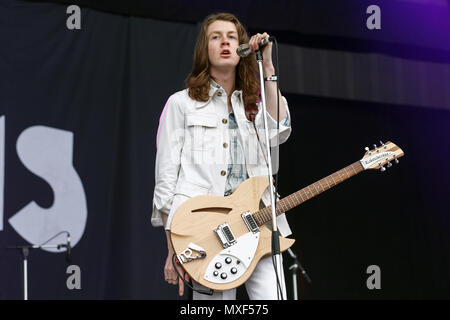 Tom Ogden, cantante dei fiori, dal vivo sul palco. Blossoms live, sboccia cantante, sboccia in concerto. Foto Stock