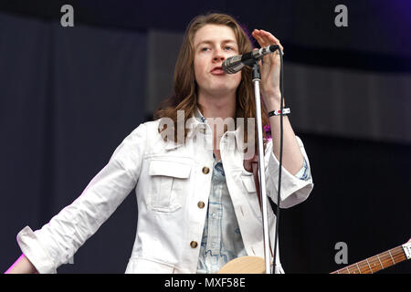 Tom Ogden, cantante dei fiori, dal vivo sul palco. Blossoms live, sboccia cantante, sboccia in concerto. Foto Stock