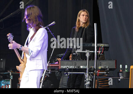 Myles Kellock, tastiere e sintetizzatori player per indie pop band Blossoms, live sul palco. L'altro membro della band nella foto (sulla sinistra) è il cantante Tom Ogden. Blossoms live, sboccia in concerto. Foto Stock