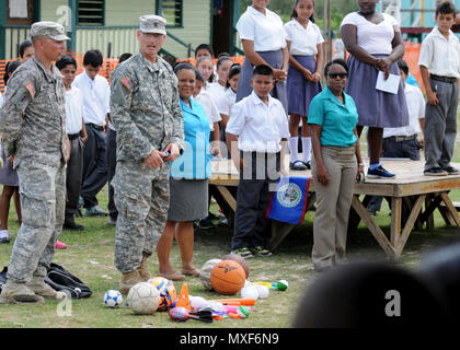 Sgt. 1. Classe James Salm e Staff Sgt. Donald Traindl, ingegneri che rappresentano il 372 ingegnere società fuori di Pewaukee, Wisconsin presente gli studenti di San Matthews governo scuola con giochi per bambini e attrezzature sportive Maggio 2, 2017. 372 ingegneri stanno aiutando nella costruzione della scuola di dilatazione a San Matteo, il Belize come parte di BTH 2017. Al di là dell'orizzonte è un U.S. Comando sud-sponsorizzato, esercito sud-led esercizio progettata per fornire aiuti umanitari e i servizi di ingegneria per le comunità nel bisogno, dimostrando il supporto degli Stati Uniti per il Belize. Foto Stock