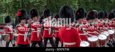 Banda Militare con i percussionisti marzo giù il Mall fuori Buckingham Palace Trooping durante la parata di colori. Royal Guard sorge all attenzione di fronte. Foto Stock