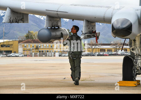 Un pilota assegnato al settantacinquesimo Fighter Squadron, Moody Air Force Base in Georgia, esegue la pre-controlli di volo su un A-10 Thunderbolt II aeromobili il 2 maggio a Hill AFB, Utah. Moody aviatori e velivoli sono stati a Hill AFB partecipando alla precisione guidato di armi aria-terra esercizio di valutazione, combattere martello. Foto Stock