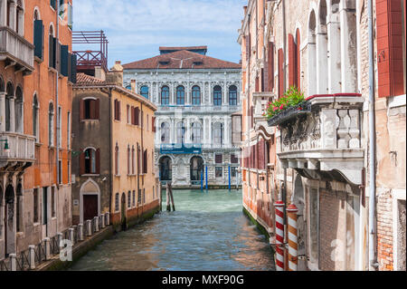 Il Canal Grande facciata principale di Ca' Pesaro palazzo barocco e il museo di arte moderna a Venezia vista dal Rio di Noale canal Foto Stock