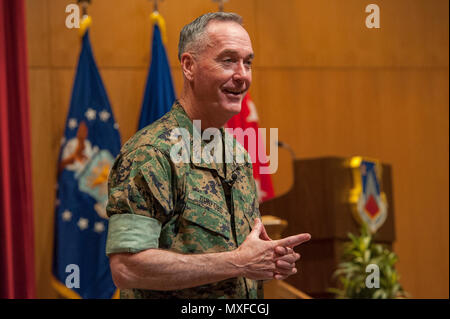 Maxwell AFB, Ala. - US Marine Corps Generale Joseph F. Dunford, Jr., XIX Presidente del Comune di capi di Stato Maggiore, indirizzi comuni e studenti internazionali che frequentano l'Università dell'aria dell'aria del Collegio di guerra, 3 maggio 2017. (US Air Force Melanie Rodgers Cox/rilasciato) Foto Stock