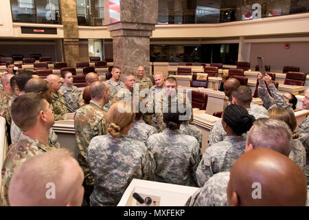 Alabama Guardia Nazionale Aiutante Generale Il Mag. Gen Perry G. Smith parla di Alabama guardie prima di un militare di apprezzamento della manifestazione presso il Alabama State House, Montgomery, Alabama, 4 maggio 2017. ( Foto Stock