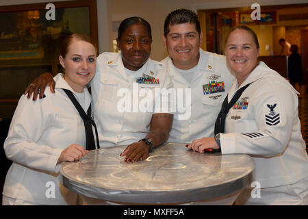 FORT LAUDERDALE, Fla -- marinai di sospendere la loro discussione per scattare una foto di gruppo durante un omaggio alle donne nell'evento militare a Lauderdale Yacht Club a Fort Lauderdale, Florida, il 4 maggio 2017. L evento è stato parte della ventisettesima edizione della Settimana della flotta Port Everglades e è stato sponsorizzato da Totale Marine Solutions Inc. Vice Ammiraglio Jan Tighe, vice capo della Naval opertions per informazioni guerra e direttore di Intelligence navale ha parlato all'evento. Foto Stock