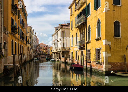 Un bellissimo scorcio di un canale di Venezia Foto Stock