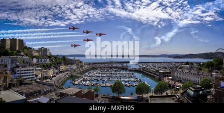 GB - DEVON: Frecce rosse Team della Royal Airforce sopra Torbay con Torbay Harbour in primo piano - 03 giugno 2018 Foto Stock