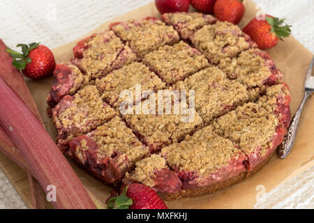 Pane appena sfornato di fragole e rabarbaro crumble slice. Senza glutine e senza latte e derivati. Un sano dessert o spuntino. Foto Stock