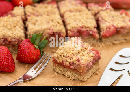 Delizioso e sano estate snack o dessert. In casa senza glutine di rabarbaro e fragola crumble fetta, fatta con frutta fresca. Foto Stock