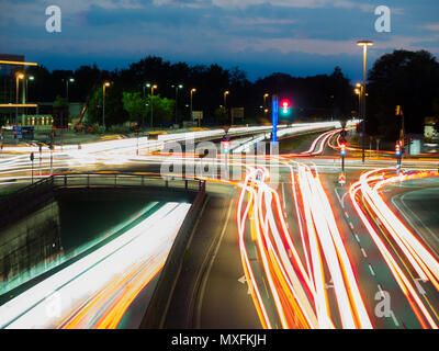 Il traffico automobilistico di notte in Neu-ulm, Germania Foto Stock