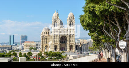 Vista panoramica di Sainte-Marie-maggiore cattedrale, nota anche come la maggiore, con il CMA-CGM torre (sinistra) e 'La Marseillaise" (torre di destra) in Foto Stock