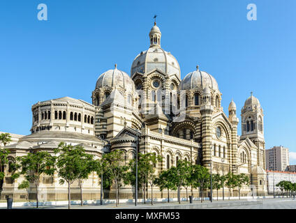 Tre quarti vista posteriore della cattedrale di Marsiglia, Sainte-Marie-maggiore conosciuta anche come la maggiore, un neo-stile bizantino edificio cattolica raggiunti Foto Stock