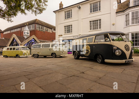Le tre classiche VW (Volkswagen) camper sul display alla confettura di prugne (2018) evento, Horsham, West Sussex, Regno Unito. Foto Stock