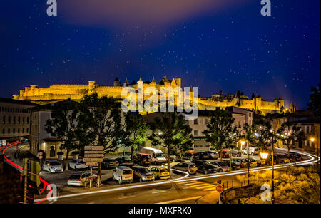 Carcassonne su una notte stellata presi in Carcassonne, Aude, Francia il 10 giugno 2015 Foto Stock