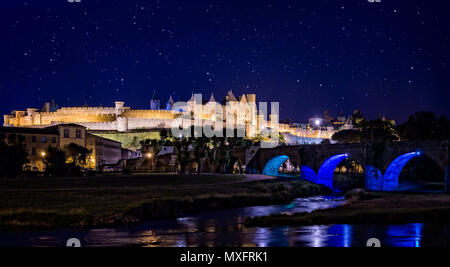 Carcassonne su una notte stellata presi in Carcassonne, Aude, Francia il 10 giugno 2015 Foto Stock
