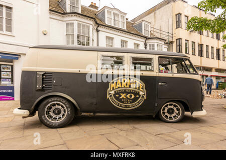 Un 1963 Volkswagen Camper Van - 1600cc sul display alla confettura di prugne 2018 - Horsham, West Sussex, Regno Unito. Foto Stock