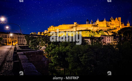 Carcassonne su una notte stellata presi in Carcassonne, Aude, Francia il 10 giugno 2015 Foto Stock