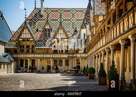 Cortile dei duchi di Borgogna e tetto di tegole dell Hospice de Beaune presi in Beaune, Borgogna, in Francia il 17 giugno 2018 Foto Stock