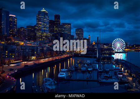 Seattle Waterfront, Grande Ruota Downtown Seattle skyline al tramonto. La ruota panoramica Ferris spicca lungo il litorale. Stato di Washington, USA. Foto Stock