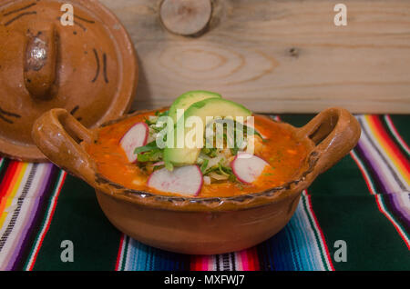 Tipico antojito messicana servita in un piatto di argilla Foto Stock