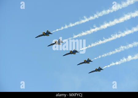 Il Blue Angels volare in formazione durante un air show Foto Stock