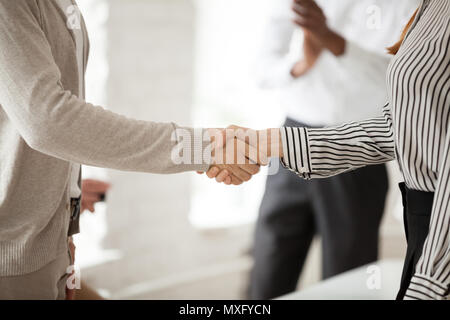 Chiusura del CEO agitando la mano dei dipendenti di sesso femminile Foto Stock