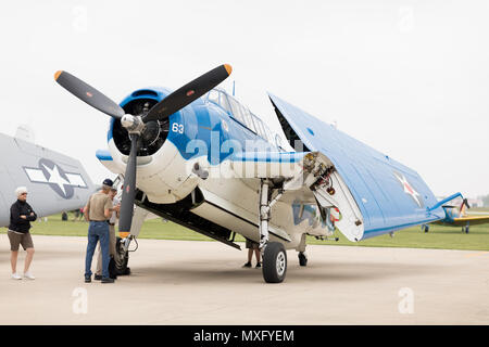 Peru, Illinois, Stati Uniti d'America - 19 Maggio 2018 Grumman TBF, TBM Avenger parcheggiato su un asfalto durante l'esibizione aerea, TBM Avenger omaggio ai veterani Foto Stock