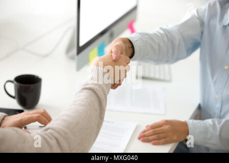 Chiusura del datore di lavoro a mano di scuotimento del lavoro maschile richiedente Foto Stock