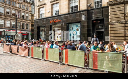 Ai clienti di godere di una calda serata di maggio nel outdoor seduto zona del Barolo Grill. Gordon Street, Glasgow, Scozia. Foto Stock