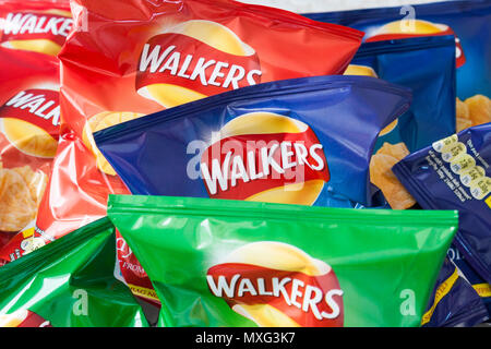 Walkers crisps pacchetti Gusti Assortiti Foto Stock