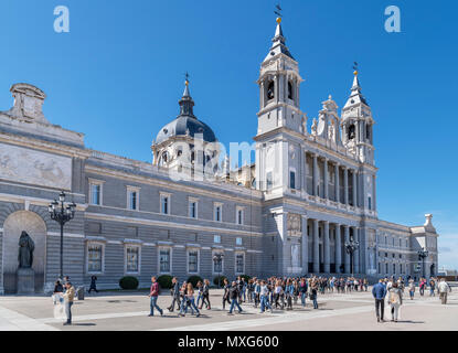 Cattedrale di Madrid (Catedral Nuestra Senora de la Almudena) da Plaza de la Armeria, Madrid, Spagna. Foto Stock