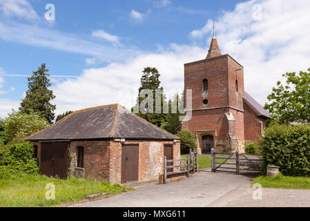 Chiesa Tudeley Kent England solo una delle due chiese nel mondo in cui tutte le finestre di vetro macchiate sono da Chagall. Foto Stock