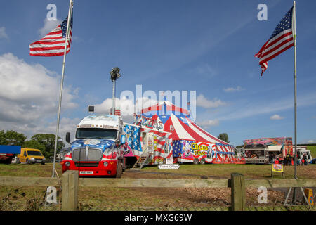 Circus e carrello tenda del circo in un campo - Circus Vegas touring Irlanda del Nord. Foto Stock