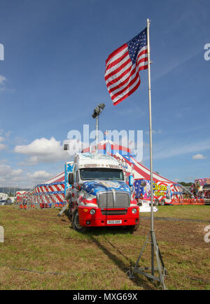 Un vivacemente colorato stile americano carrello utilizzato per circus lavora con Circus Vegas, una touring circus. Foto Stock