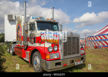 Un colorato luminosamente Peterbilt American style carrello utilizzato per circus lavora con Circus Vegas, una touring circus. Foto Stock