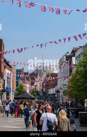 Peascod Street in Windsor, cercando fino al Castello di Windsor Foto Stock