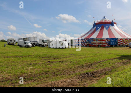 Circus Vegas, un American circus nel Regno Unito e in Irlanda, tenda e roulotte in un campo in Irlanda del Nord. Foto Stock