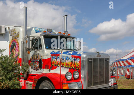 Un colorato luminosamente Peterbilt American style carrello utilizzato per circus lavora con Circus Vegas, una touring circus. Foto Stock