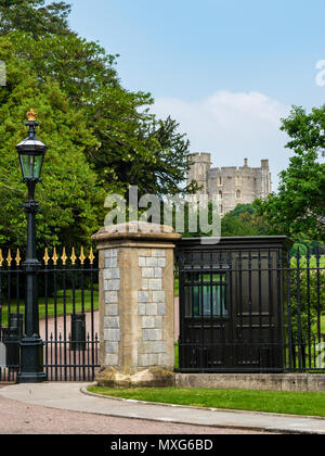 Il Castello di Windsor e come si vede dal cancello alla fine di un lungo cammino Foto Stock