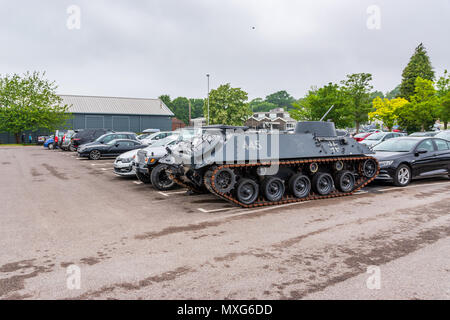 Un serbatoio parcheggiate nel parcheggio del museo del serbatoio Foto Stock