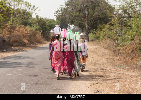 Asia, India, nello Stato del Tamil Nadu, Agarapatti, donna Indiana che trasportano pentola di acqua sulla sua testa Foto Stock