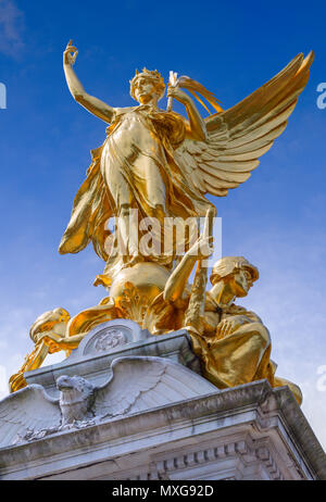 Cerca fino al bronzo dorato sezione della regina Victoria Memorial che mostra la Vittoria Alata statua sopra con costanza a sinistra e coraggio Foto Stock