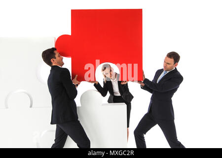 Team aziende assemblaggio grande puzzle isolati su sfondo bianco Foto Stock